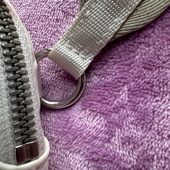 Lululemon- Everywhere Belt Bag - white opal/ raw linen / white! - Picture 8 of 13